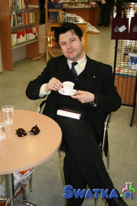 I like good books and good cafe  ;)