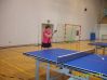 w hali sportowej na ping-pongu